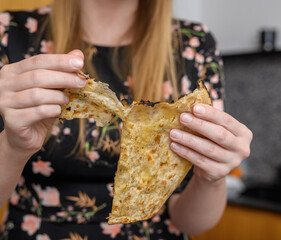Fototapeta premium Tradycyjny wypiekany chlebek naan, rwany chleb, przepyszna przekąska 