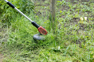  Gartenarbeit mit dem Rasenmäher im Sommer