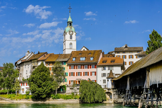Olten, Stadt, Stadtturm, Aare, Fluss, Alte Br&uuml;cke, Holzbr&uuml;cke, Altstadt, Aareufer, historische H&auml;user, Sommer, Sommersonne, Sommertag, Solothurn, Schweiz