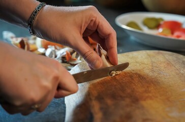 krojenie warzyw na drewnianej desce w kuchni