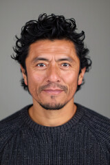 Obraz premium A passport-style portrait photo of a middle-aged South- or Central American man