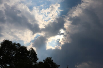 美しい空と雲と太陽の光