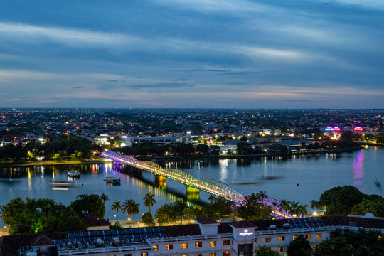 Vues a&eacute;riennes et panoramiques nocturne de Hu&eacute; et la rivi&egrave;re des parfums , Vietnam