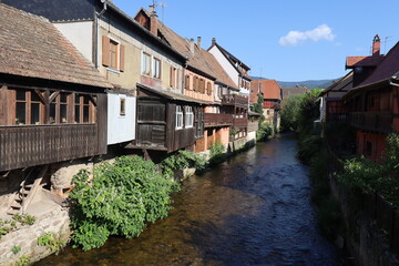 La rivière Weiss dans le village, ville de Kaysersberg, département du Haut Rhin, France