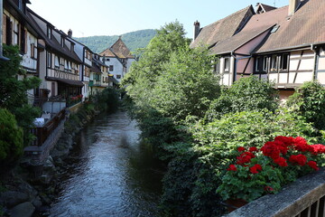 La rivière Weiss dans le village, ville de Kaysersberg, département du Haut Rhin, France