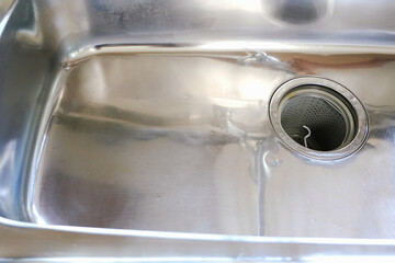 鏡面仕上げにした古い古民家の台所の流し Old kitchen sink polished as shiny as mirror