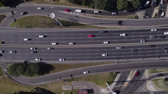 Vista cenital de Autopista con alta circulaci&oacute;n, Vista de dron. Autopista doble mano. Trafico. Autos. Footage de viaje, autos, trafico, transito. Autopista General Paz, Buenos Aires, Argentina.