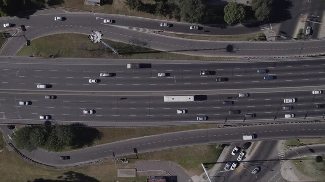 Vista cenital de Autopista con alta circulaci&oacute;n, Vista de dron. Autopista doble mano. Trafico. Autos. Footage de viaje, autos, trafico, transito. Autopista General Paz, Buenos Aires, Argentina.