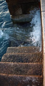 Treppe ins Meer in Pula, Kroatien