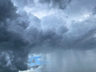 Obraz premium Image of densely gathered rain clouds It's the color of cigarette smoke. and rain fell from those clouds