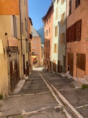 Petite ruelle au coeur de Briançon dans les Alpes