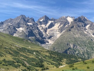 Paysage de montagne en haut du col du lautaret dans les alpes en france