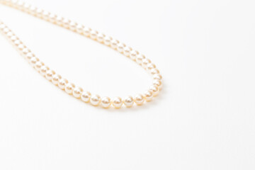 白背景に真珠のネックレス