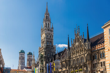 Obraz premium Munich skyline seen from Marienplatz with the new Town Hall and the Frauenkirche