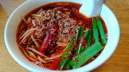 真っ赤な激辛ラーメン