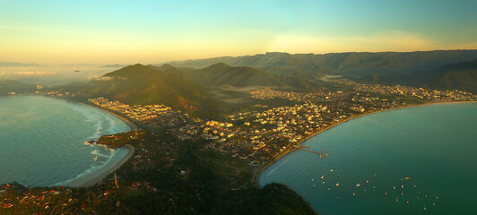 Amanhecer na baía da Praia do Itaguá Ubatuba Litoral Norte SP