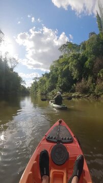 casal realizando trilha aqu&aacute;tica em caiaque paga ver pegadas de dinossauro em nioaque, mato grosso do sul 
