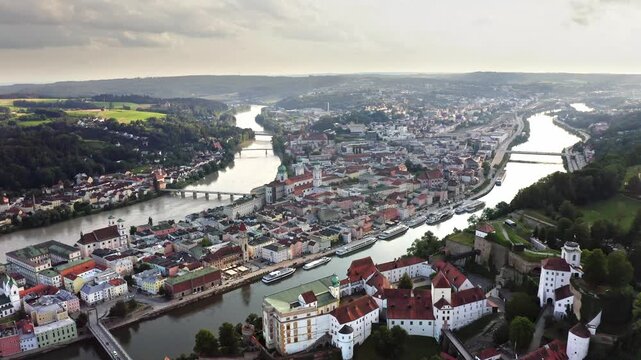 Passau  ist ein Stadt in  Niederbayern, Deutschland. Passau liegt  am Zusammenfluss von Donau, Inn und Ilz .