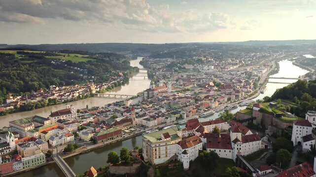 Passau  ist ein Stadt in  Niederbayern, Deutschland. Passau liegt  am Zusammenfluss von Donau, Inn und Ilz .