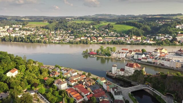Passau  ist ein Stadt in  Niederbayern, Deutschland. Passau liegt  am Zusammenfluss von Donau, Inn und Ilz .