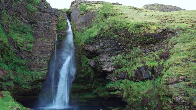 Cascade herbe et rocher