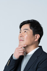 考え事をする50代男性
