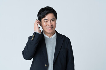 電話をする50代男性
