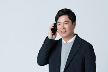 電話をする50代男性