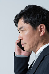 電話でネガティブな知らせを受ける50代男性