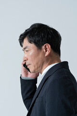 電話でネガティブな知らせを受ける50代男性