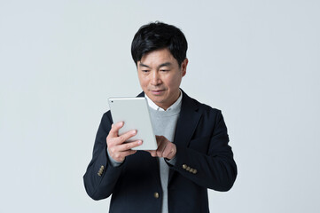 タブレット端末を使う50代男性