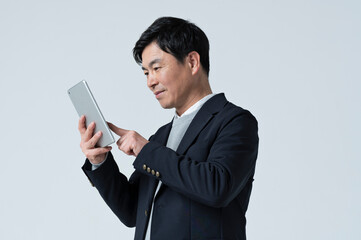 タブレット端末を使う50代男性