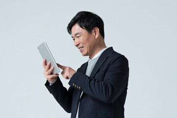 タブレット端末を使う50代男性