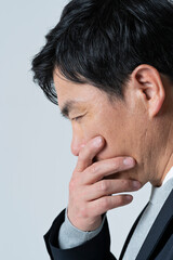 シリアスな表情をした50代男性