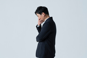 シリアスな表情をした50代男性