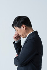 シリアスな表情をした50代男性