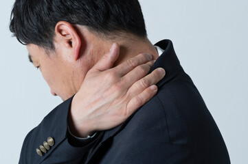 首の痛みに悩む50代男性