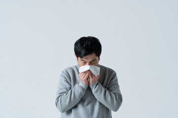 鼻をかむ50代男性