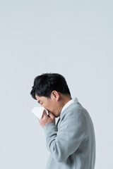 鼻をかむ50代男性