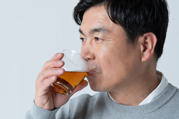 お茶を飲む50代男性