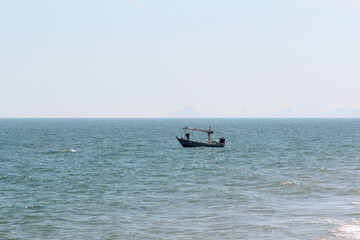 Obraz premium A small fishing boat floating in the sea