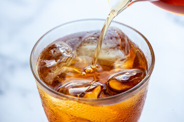 グラスに注ぐダージリンティー
