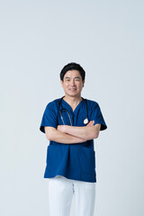 腕組みをした50代医療従事者