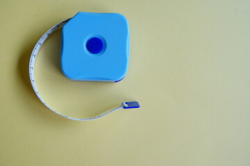 小学5年生の子供の家庭科で使う裁縫セットの中のメジャー。