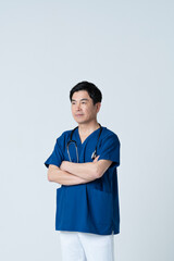 腕組みをした50代医療従事者