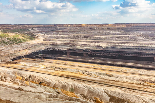 Der Tagebau Hambach ist der gr&ouml;&szlig;te von der RWE Power AG betriebene Tagebau in NRW. Die Gemeinden Niederzier, Kreis D&uuml;ren, und Elsdorf sind Betroffen.