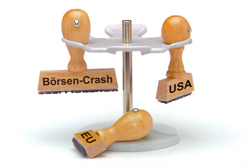 Ein Holzstempel ist beschriftet mit dem Aufdruck: Börsen-Crash