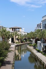 Obraz premium Canals between homes