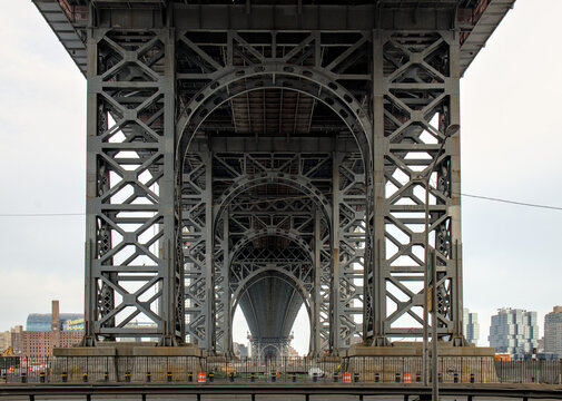 Fototapeta williamsburg bridge detail from the manhattan side looking towards brooklyn (suspension bridge over hudson river) iconic nyc landmark tourist destination for art new york city