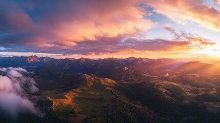 Naklejka premium Majestic Mountain Sunset